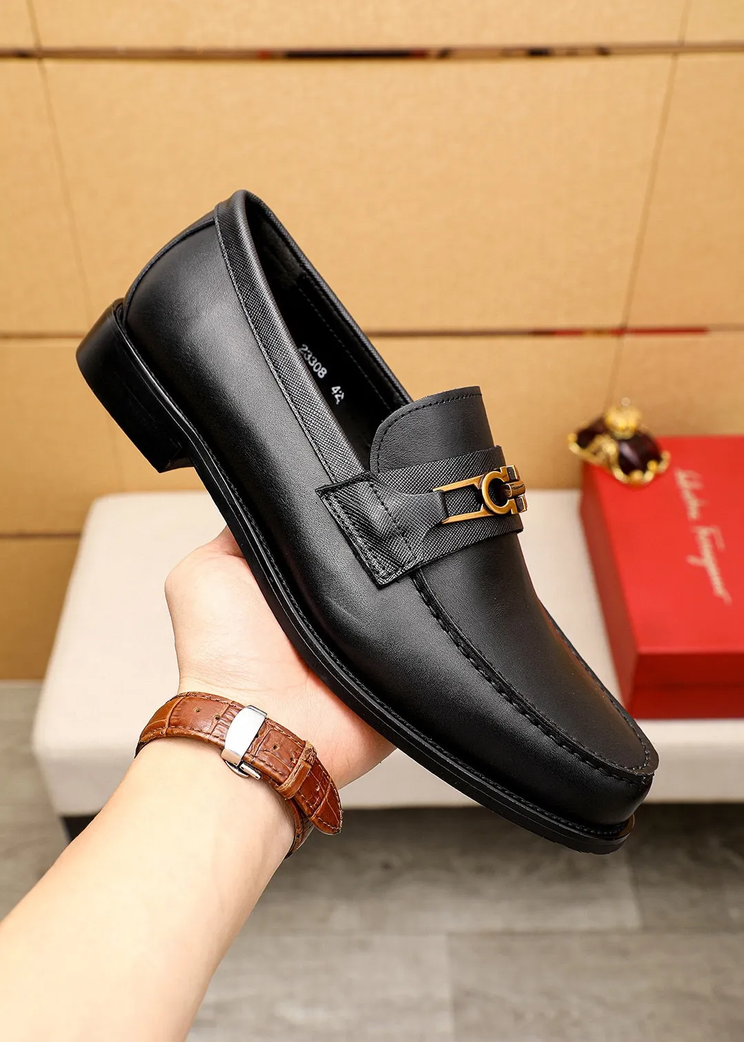 Men's shoes 💰480💐 Product trademark: Ferragamo "Ferragamo" casual leather shoes Regular size: 38-44 (45.46🉑️customized) Product materials: Selected imported first-layer calfskin upper + luxury hardware buckle, imported water-dyed cowhide leather lining. Strong three-dimensional visual effect, original outsole color: 1⃣️color optional